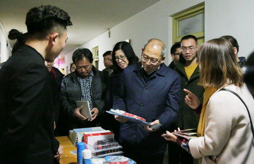 院領(lǐng)導來到活動現(xiàn)場 向師生們致以新年的問候與祝福
