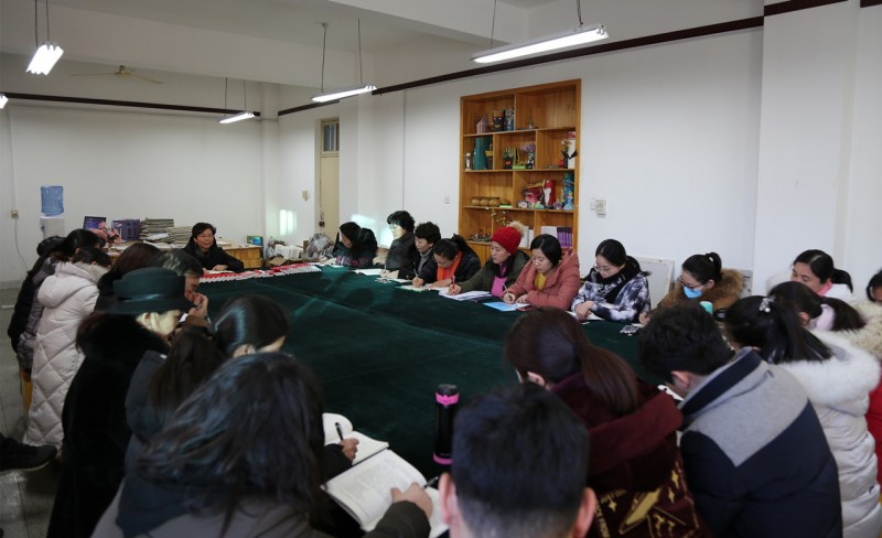 校長(zhǎng)王霄鸝為教師第二支部黨員上專(zhuān)題黨課