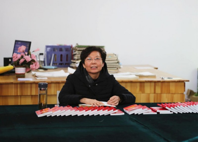 校長(zhǎng)王霄鸝為教師第二支部黨員上專(zhuān)題黨課