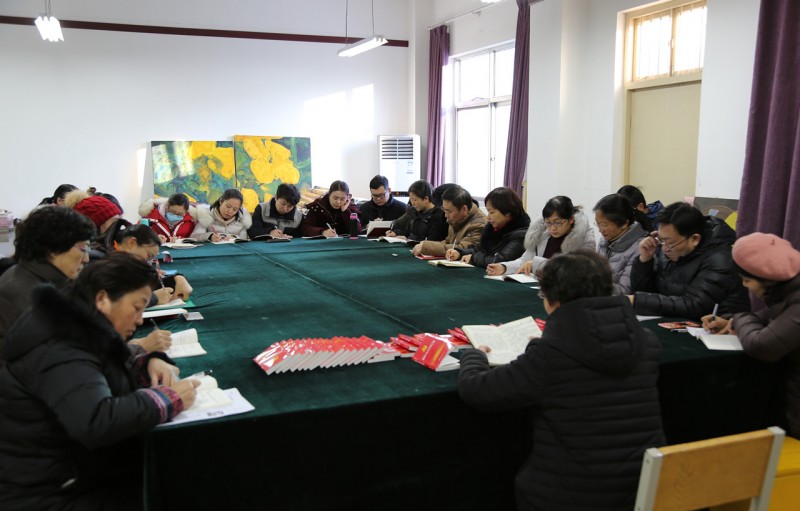 校長(zhǎng)王霄鸝為教師第二支部黨員上專(zhuān)題黨課