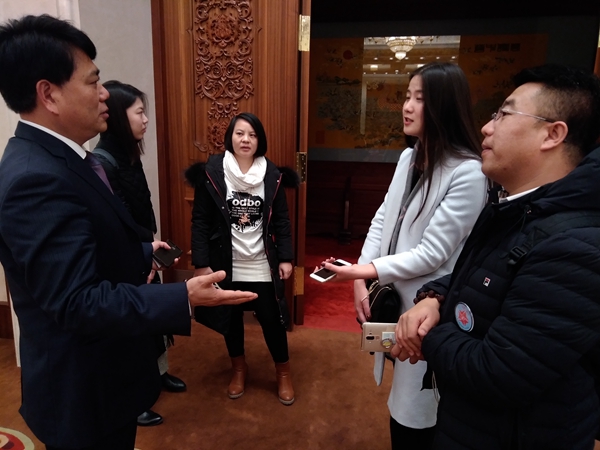 新聞發(fā)布會現(xiàn)場，多家媒體記者采訪賀瑞虎書記