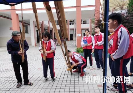 學費對于家長們來說，會在了解學校之前自己確定好學費的范圍，這樣就以這個目標來衡量學校，但是有的家長其實是更關心學校的安全這些，很擔心學生在學校沒有安全保障，所以小編就準備了臺江幼兒師范中等職業(yè)學校收費情況，供與參考。 臺江幼兒師范中等職業(yè)學校收費標準 住宿費500元/學年、書本費400元/學年,合計繳費900元。 建檔立卡戶享受“三免兩補”(免學費、免(補)住宿費、免(補)書費，國家助學金、專項助學金) 臺江幼兒師范中等職業(yè)學校開展7月主題黨日系列活動 1921.7 ~ 2019.7 篳路藍縷，砥礪前行 初心不忘，邁向復興 98年，對于一個人，也許很漫長; 對于一個國家，彈指一揮間; 對于一個政黨，恰是風華正茂! 今年，黨的98歲生日， 我們熱烈慶祝中國共產(chǎn)黨98周年快樂! 6月10日晚,我校第一屆校園“十佳歌手”比賽暨歌唱祖國獻禮70周年決賽在演播廳拉開序幕。 來自學校不同專業(yè)的19位同學引吭高歌，歌唱祖國。比賽期間高潮迭起，精彩紛呈。選手們在舞臺上活力四射，盡顯職校學生魅力。 近一個半小時的角逐，“十佳歌手”終于誕生。張帆校長、金海清副校長親自為獲獎學生頒發(fā)榮譽證書。頒獎結束后，全體同學用一曲《我和我的祖國》獻禮祖國70周年，唱出對黨和祖國的熱愛。 6月24日，我校黨支部書記、校長張帆，黨支部副書記趙明珠走訪慰問貧困學生姜發(fā)才，張帆校長仔細詢問姜發(fā)才在杭州的學習和生活情況，希望姜發(fā)才在杭州繼續(xù)努力學習，認真做好即將開展的頂崗實習工作，學好技能走出大山，通過自己的努力改變自己和家庭的命運，最后，張帆校長代表臺江職校黨支部及全體師生將6000元愛心捐款交到了姜發(fā)才伯母手中。 6月28日，我校黨支部書記、校長張帆，黨支部副書記趙明珠走慰問貧困學生姜非明、姜非林(兩人為雙胞胎，孤兒)。張帆校長親自為兩位同學送去新衣服，并詳細了解學生的家庭情況，與其監(jiān)護人進行溝通和交流，將一千多元資助金交到學生監(jiān)護人手中，以增強其克服困難的信心。 6月28日，臺江職校黨支部圍繞脫貧攻堅工作，開展走訪慰問，送溫暖、送服務活動，幫助特困黨員、老黨員等解決工作中的實際困難和生活問題，走訪慰問幫扶村、看望我校脫貧攻堅駐村干部，為南省村村委送去兩箱辦公室打印用紙，為南省村貧困黨員、臺江職校困難黨員、老黨員送去食用油、大米等慰問品。 張帆校長致辭，回顧黨支部工作并對奮斗在各工作崗位上的黨員表示感謝，同時向全體黨員提出要求， 他表示，全體黨員要把加強黨的思想理論建設放在第一位，要加強黨性修養(yǎng)，不斷提高自身素質，要加強作風建設，提高教育教學質量。 “我志愿加入中國共產(chǎn)黨，擁護黨的綱領，遵守黨的章程……隨時準備為黨和人民犧牲一切，永不叛黨!”7月1日，臺江職校全體黨員干部在退休黨員歐德耀同志帶領下，面對莊嚴的黨旗，整齊列隊，重溫入黨誓詞。 黨支部副書記趙明珠組織全體黨員學習習近平總書記在學校思想政治理論課教師座談會上的重要講話精神。 熊金江副校長宣讀《臺江職校關于“七一”表彰優(yōu)秀黨員、黨齡“逢十”黨員的決定》。 張帆校長為優(yōu)秀黨員、黨齡“逢十”黨員頒發(fā)榮譽證書 系列活動在雄壯的《國際歌》中落下帷幕，歌聲鏗鏘有力，革命精神代代傳遞，美好的生活共同憧憬。 九十八年，崢嶸歲月， 九十八年，輝煌歷程。 今天的我們揮舞著前輩們的偉大旗幟 ,追隨著那從未熄滅的明燈,沖鋒陷陣,高揚風帆,向著那彼岸,向著那未來更加執(zhí)著而勇敢地前進, 前進 ,前進! 不是所有的中專學校都會根據(jù)分數(shù)來錄取的，有的學校錄取是根據(jù)專業(yè)的招生要求面試錄取學生。其實現(xiàn)在學生想要升學有很多的通道，只是在家長和學生的觀念里，只有通過了高考或者中考是最好的，但是現(xiàn)在利用專業(yè)課程同樣也是能升學的。 家長在了解學校的學費時也是要注意學校的學費中間是穿插了各種的助學政策、減免政策、免學費政策還有學校的獎學金政策，家長們把這些了解清楚了就可以幫助自己前進一部分的學費。