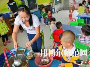 遵義2020年幼師學(xué)校有哪些科目?我們知道幼師專業(yè)是屬于一個(gè)學(xué)習(xí)內(nèi)容比較多的專業(yè)，因?yàn)槭切∨笥训膯⒚呻A段，同學(xué)們自己在報(bào)讀本專業(yè)的時(shí)候很多的同學(xué)都不知道到底是學(xué)一些什么?于是都來(lái)問(wèn)道小編，小編就來(lái)給大家說(shuō)一下關(guān)于學(xué)校科目的事情哦。  幼師學(xué)校學(xué)習(xí)專業(yè)課程 1、幼兒教育學(xué)  了解現(xiàn)代教育、幼兒教育的新觀念、新思想、新信息，結(jié)合我國(guó)幼兒教育改革中的新問(wèn)題、新情況，將理論的闡述和幼兒教育實(shí)踐中的問(wèn)題結(jié)合起來(lái)，進(jìn)行具體分析和指導(dǎo)。  2、幼兒心理學(xué)  了解幼兒的認(rèn)知和言語(yǔ)發(fā)展的特點(diǎn)和規(guī)律、幼兒的情緒、個(gè)性與社會(huì)性發(fā)展的關(guān)系及幼兒的活動(dòng)心里。能依據(jù)幼兒特點(diǎn)，利用所學(xué)相關(guān)知識(shí)，初步具備幼兒園基層崗位幼兒教師的工作能力。培養(yǎng)學(xué)生具有誠(chéng)實(shí)守信、善于溝通和合作的品質(zhì)。  3、幼師英語(yǔ)  根據(jù)幼師學(xué)生的英語(yǔ)水平和專業(yè)特點(diǎn)，從聽(tīng)、說(shuō)、讀、寫四個(gè)方面全方位的培養(yǎng)學(xué)生，讓學(xué)生掌握基本語(yǔ)法知識(shí)、語(yǔ)音知識(shí)、日常用語(yǔ)，提高學(xué)生的口語(yǔ)交際技能和綜合閱讀、寫作能力。讓學(xué)生在學(xué)習(xí)過(guò)程中發(fā)展綜合語(yǔ)音運(yùn)用能力，提高人文素養(yǎng)，增強(qiáng)實(shí)踐能力，培養(yǎng)創(chuàng)新精神。  4、幼兒園組織與管理  讓學(xué)生了解幼兒園組織與管理的基本原理和內(nèi)容，掌握幼兒園組織與管理的基本規(guī)律，學(xué)會(huì)用所學(xué)專業(yè)理論解決實(shí)際工作中遇到的管理問(wèn)題。結(jié)合案例分析，培養(yǎng)學(xué)生的思辨意識(shí)、創(chuàng)新意識(shí)，提高學(xué)生與時(shí)俱進(jìn)的管理理念，為學(xué)生今后從事幼兒園教育工作和管理工作奠定良好的基礎(chǔ)，具有較強(qiáng)的實(shí)用性和可操作性。  學(xué)前教育前景好不好 學(xué)前教育上的現(xiàn)在已經(jīng)有越來(lái)越多的人關(guān)注，就業(yè)前景上的非常不錯(cuò)的一個(gè)職業(yè)了，在現(xiàn)階段學(xué)前教育專業(yè)就業(yè)率上也在一直上升，我國(guó)對(duì)于學(xué)前教育上的重視的提升，也為學(xué)前教育專業(yè)人才提供了較好的就業(yè)機(jī)會(huì)，使得社會(huì)上的對(duì)于學(xué)前教育人才上的甚至出現(xiàn)了供不應(yīng)求的現(xiàn)象，學(xué)前教育現(xiàn)階段也已經(jīng)成為一個(gè)非常重要的教育階段，擁有高素質(zhì)的學(xué)前教育人才對(duì)于整個(gè)教育事業(yè)上的也能夠起到一個(gè)促進(jìn)和發(fā)展的作用。  幼師專業(yè)上就業(yè)前景也是比較好的，現(xiàn)階段社會(huì)上的對(duì)于幼師的需求也越來(lái)越多了，對(duì)于早期教育上的重視度的提升，使得幼師人才成為現(xiàn)階段社會(huì)上的所需要的重要人才選擇。  我們可以看到幼師專業(yè)學(xué)習(xí)的是很多的，小編給大家列舉了一些專業(yè)課程，其實(shí)這個(gè)專業(yè)是一個(gè)需要自己花費(fèi)很多心力來(lái)學(xué)習(xí)的專業(yè)，同學(xué)們學(xué)習(xí)的內(nèi)容是很廣泛的，不過(guò)這個(gè)專業(yè)只要學(xué)好了，將來(lái)在就業(yè)方面就會(huì)很不錯(cuò)，所以，希望選擇這個(gè)專業(yè)的同學(xué)都能掌握足夠的專業(yè)知識(shí)哦。