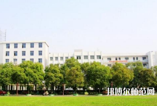 對于幼師學(xué)校的選擇，男生和女生是一樣的。現(xiàn)在大部分學(xué)校的幼師專業(yè)在進(jìn)行招生的時候，其實男生和女生的招生計劃是統(tǒng)一的，學(xué)校對學(xué)生的性別并沒有要求。所以，小伙伴們選擇幼師學(xué)校的重點不應(yīng)該是這所學(xué)校適合男生還是適合女生，而是這所學(xué)校本身的辦學(xué)條件好不好，以及學(xué)校的優(yōu)勢以及劣勢有哪些等等。接下來，對南昌理工職業(yè)中等專業(yè)學(xué)校感興趣的小伙伴們可以一起來看一看這所學(xué)校的具體情況。  南昌理工職業(yè)中等專業(yè)學(xué)校辦學(xué)理念 學(xué)校以“辦學(xué)校，不開學(xué)店，造福炎黃子孫!”為宗旨，遵循黨的教育方針，倡導(dǎo)“誠實、博愛、勤奮、自強”的校訓(xùn)，按照“理論夠用，注重實踐”的原則，為社會經(jīng)濟建設(shè)培養(yǎng)“一專多能”的應(yīng)用型人才。畢業(yè)生深受用人單位的歡迎。 例如推薦在“啟悅電子廠”工作的同學(xué)進(jìn)廠第九天，就對8086高壓擊穿儀進(jìn)行技術(shù)改造，降低了勞動強度，提高了生產(chǎn)效率。該廠董事長吳德和先生專程由臺北趕來我校考察，并當(dāng)即簽定了廠校合作協(xié)議。  接著我校又與深圳新飛通、深圳捷迪訊、上海偉創(chuàng)力、上海先進(jìn)半導(dǎo)體、上海華微、杭州矢崎、蘇州生益科技、上海攜程旅行網(wǎng)等20多家公司建立了合作伙伴關(guān)系。可以說：“選擇理工，就業(yè)輕松!” 學(xué)校與南昌航空大學(xué)聯(lián)合辦學(xué)，是南昌航空大學(xué)繼續(xù)教育學(xué)院教學(xué)點，依托南昌航空大學(xué)的人才、圖書、先進(jìn)的教學(xué)設(shè)施，資源共享。學(xué)校有一支政治素質(zhì)高、教學(xué)和管理經(jīng)驗豐富的專兼職師資隊伍，正副教授、高級教師近半，其中不少曾獲得“最佳授課教師”的稱號。  南昌理工職業(yè)中等專業(yè)學(xué)校教學(xué)設(shè)置 學(xué)校除精湛的理論教學(xué)外，還設(shè)有圖書閱覽室、計算機中心、語音室和電工、電子、機電、機械加工、數(shù)控、酒店管理等實驗室能安排學(xué)生進(jìn)行多種實驗，“邊講邊練，講練結(jié)合”，確保學(xué)生動手能力的培養(yǎng)。 學(xué)校采取多層次、開放性辦學(xué)和封閉式管理。不僅注重教育質(zhì)量，更注重道德品質(zhì)和綜合素質(zhì)教育。教育管理嚴(yán)格，始終把學(xué)校的安全工作放在首位，在2005-2010職業(yè)高校年檢中，得到市教育局有關(guān)領(lǐng)導(dǎo)的表揚，連續(xù)被評為職業(yè)教育辦學(xué)先進(jìn)單位。  南昌理工職業(yè)中等專業(yè)學(xué)校報名手續(xù) 即日起可到校招生辦或當(dāng)?shù)匚倚Ｕ猩c報名，或來函來電報名、網(wǎng)上報名。  本地區(qū)的應(yīng)屆初中畢業(yè)生可在就讀中學(xué)填中考志愿報名。  報到時帶好戶口本，五張一寸免冠照片和初高中畢業(yè)證書。  小編總結(jié) 南昌理工職業(yè)中等專業(yè)學(xué)校是一所按照“理論夠用，注重實踐”的原則，為社會經(jīng)濟建設(shè)培養(yǎng)“一專多能”的應(yīng)用型人才的中專學(xué)校，學(xué)校開設(shè)有幼師類的專業(yè)，對幼師行業(yè)感興趣的初中畢業(yè)生可以多加關(guān)注這所學(xué)校。接下來小伙伴們可以去到學(xué)校官網(wǎng)對學(xué)校做進(jìn)一步的了解。當(dāng)然，在南昌還有開設(shè)有幼師類專業(yè)的其他學(xué)校，大家也可以看看其他的學(xué)校怎么樣，做一個比較，然后選擇出最適合自己的一所。