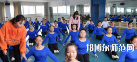 隨著社會的進(jìn)步，人們的生活得到了全面的改善，開始重視自己子女的教育，對教育人才的教學(xué)水準(zhǔn)就要求更高，使得很多學(xué)生都想要報考幼師學(xué)校。如果大家已經(jīng)做出了決定，要上幼師學(xué)校，就一定要盡早去了解學(xué)校信息。你越早了解學(xué)校，你可以選擇的學(xué)校就越多，就越能找到適合你的學(xué)校。幼師工作工作也相對輕松，不用從事體力勞動?，F(xiàn)在家長對孩子的教育非常看重，幼兒園也越來越正規(guī)，都需要幼師幼師從業(yè)資格證。  思南中等職業(yè)學(xué)校辦學(xué)條件 學(xué)校老校區(qū)占地面積120.6畝，新校區(qū)200畝，校園拓展空間大。校內(nèi)布局分為：教學(xué)區(qū)、實驗實訓(xùn)區(qū)、產(chǎn)教結(jié)合區(qū)、生活區(qū)、行政辦公區(qū)、體育運(yùn)動區(qū)、美化綠化區(qū)等。各場所均按標(biāo)準(zhǔn)設(shè)計規(guī)劃，達(dá)到國家示范校要求的學(xué)校教學(xué)、實訓(xùn)、師生學(xué)習(xí)、工作、生活等方面需要的效果。  思南中等職業(yè)學(xué)校目標(biāo)明確 學(xué)校培養(yǎng)目標(biāo)明確，人才“出口”暢通，堅持德育為先，技能為重，全面發(fā)展與特長發(fā)展相結(jié)合。圍繞“自強(qiáng)篤行、厚德精技”的校訓(xùn)，堅持“四自”(自信、自強(qiáng)、自律、自愛)、“四會”(學(xué)會做人，學(xué)會做事，學(xué)會求知，學(xué)會生活)的教育培養(yǎng)目標(biāo)。  實行考與教分離，重視學(xué)生職業(yè)技能大賽，以賽促學(xué)，以賽促教;重視教師、學(xué)生下企業(yè)參與一線生產(chǎn)實踐，重視創(chuàng)建“校企聯(lián)動”、“工學(xué)結(jié)合”、“教學(xué)做一體”的人才培養(yǎng)模式，畢業(yè)生就業(yè)并能與企業(yè)接軌，與農(nóng)戶融合，人才培養(yǎng)質(zhì)量顯著提高。  銅仁碧江中等職業(yè)學(xué)校簡介 銅仁市碧江區(qū)中等職業(yè)學(xué)校創(chuàng)辦于1989年，是一所隸屬于碧江區(qū)人民政府的貴州省示范性中等職業(yè)學(xué)校。學(xué)校規(guī)劃占地面積420畝，規(guī)劃建筑面積13萬余平方米，總投資約5.8億元。教學(xué)區(qū)、生活區(qū)、運(yùn)動區(qū)、綠化區(qū)布局合理，功能設(shè)施完善，環(huán)境優(yōu)美，地處銅仁市川硐教育園區(qū)桃園大道北側(cè)，毗鄰銅仁幼專、貴州健康職業(yè)學(xué)院，有著豐富的文化資源和育人氛圍。  學(xué)校自2013年搬遷至川硐教育園區(qū)以來，領(lǐng)導(dǎo)班子帶領(lǐng)廣大教師銳意進(jìn)取，和諧奮進(jìn)，確立了“發(fā)展教師、成就學(xué)生、服務(wù)社會”的辦學(xué)理念，圍繞“辦出特色、形成風(fēng)格、爭創(chuàng)一流”的辦學(xué)目標(biāo)，形成了“醫(yī)護(hù)為主、產(chǎn)教結(jié)合、校企合作”的辦學(xué)特色。  現(xiàn)在整體新生人口的增量將直接體現(xiàn)在幼兒園在園人數(shù)的增加，我國當(dāng)前幼師行業(yè)的需求還是很大的，遠(yuǎn)遠(yuǎn)不足國家的計劃，所以從事幼師行業(yè)前景是很好的。幼兒園、教育機(jī)構(gòu)、培訓(xùn)機(jī)構(gòu)、藝體教育行業(yè)等相關(guān)行業(yè)都需要大量新型教育人才，學(xué)生選擇了教育行業(yè)正好符合當(dāng)今的教育的需求，所以對同學(xué)們來講就業(yè)前景是非常具有潛力化的。